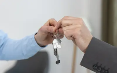 Entrega de las llaves de una vivienda