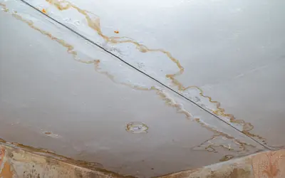 Techo con manchas de humedad por una fuga de agua