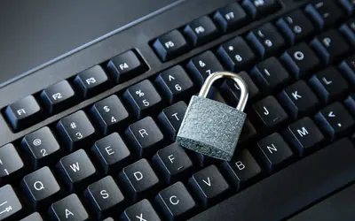 Candado sobre un teclado de ordenador negro