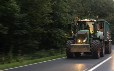 Tractor con remolque circulando por una carretera