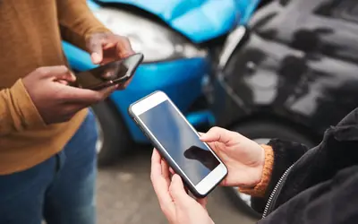 Conductores intercambian datos con el móvil tras un accidente