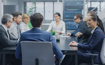 Reunión del consejo de administración en una sala de juntas