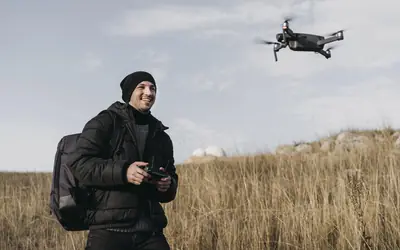 Piloto manejando un dron en el campo