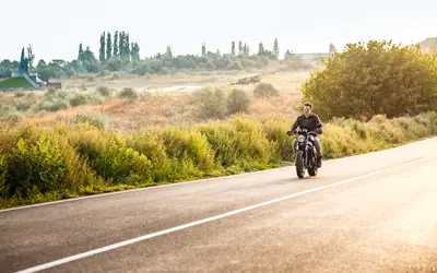 Motorista circulando por una carretera rural